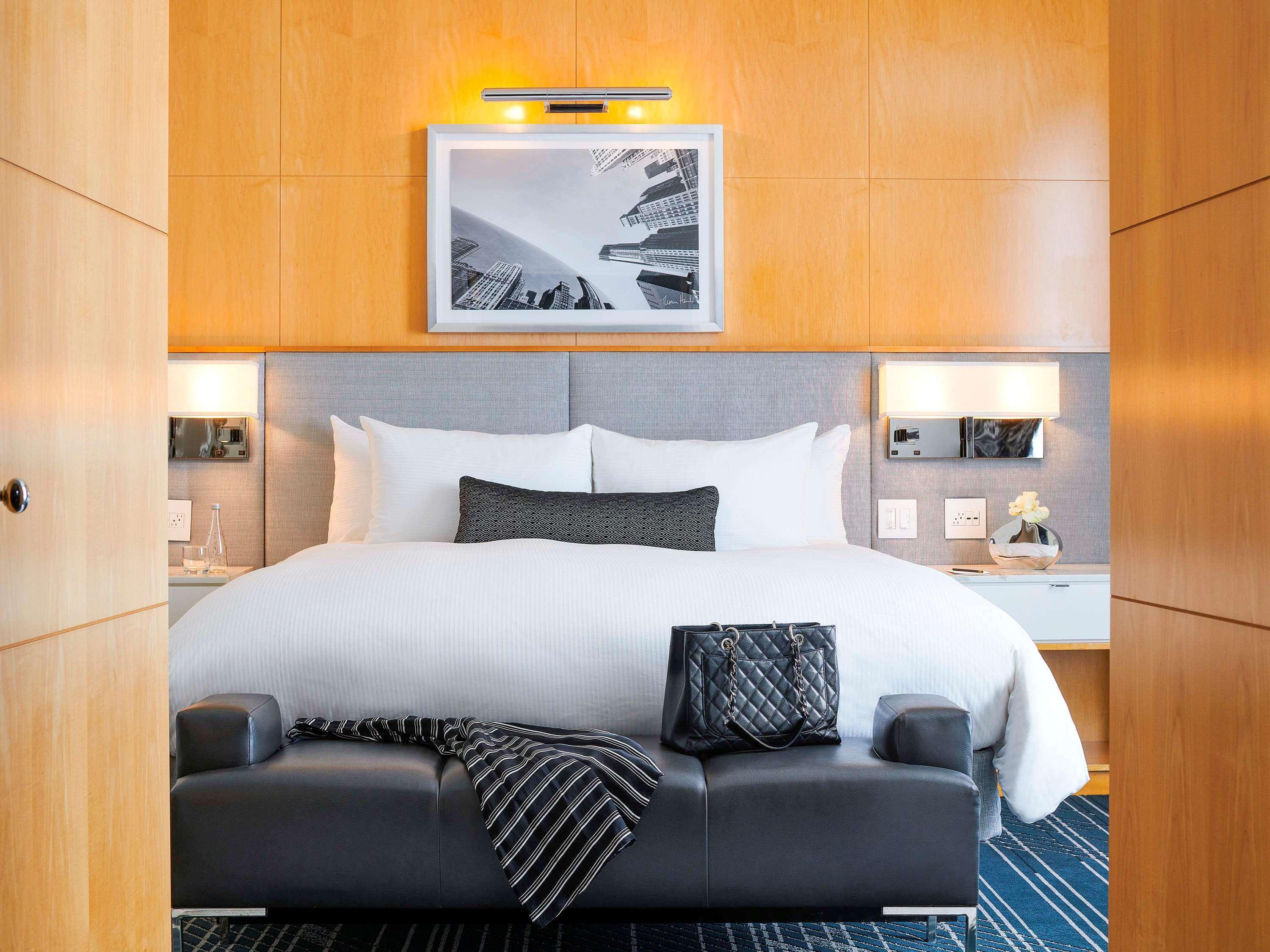 Sofitel Chicago Magnificent Mile Ξενοδοχείο Εξωτερικό φωτογραφία A bedroom at the Mandarin Oriental, Washington DC
