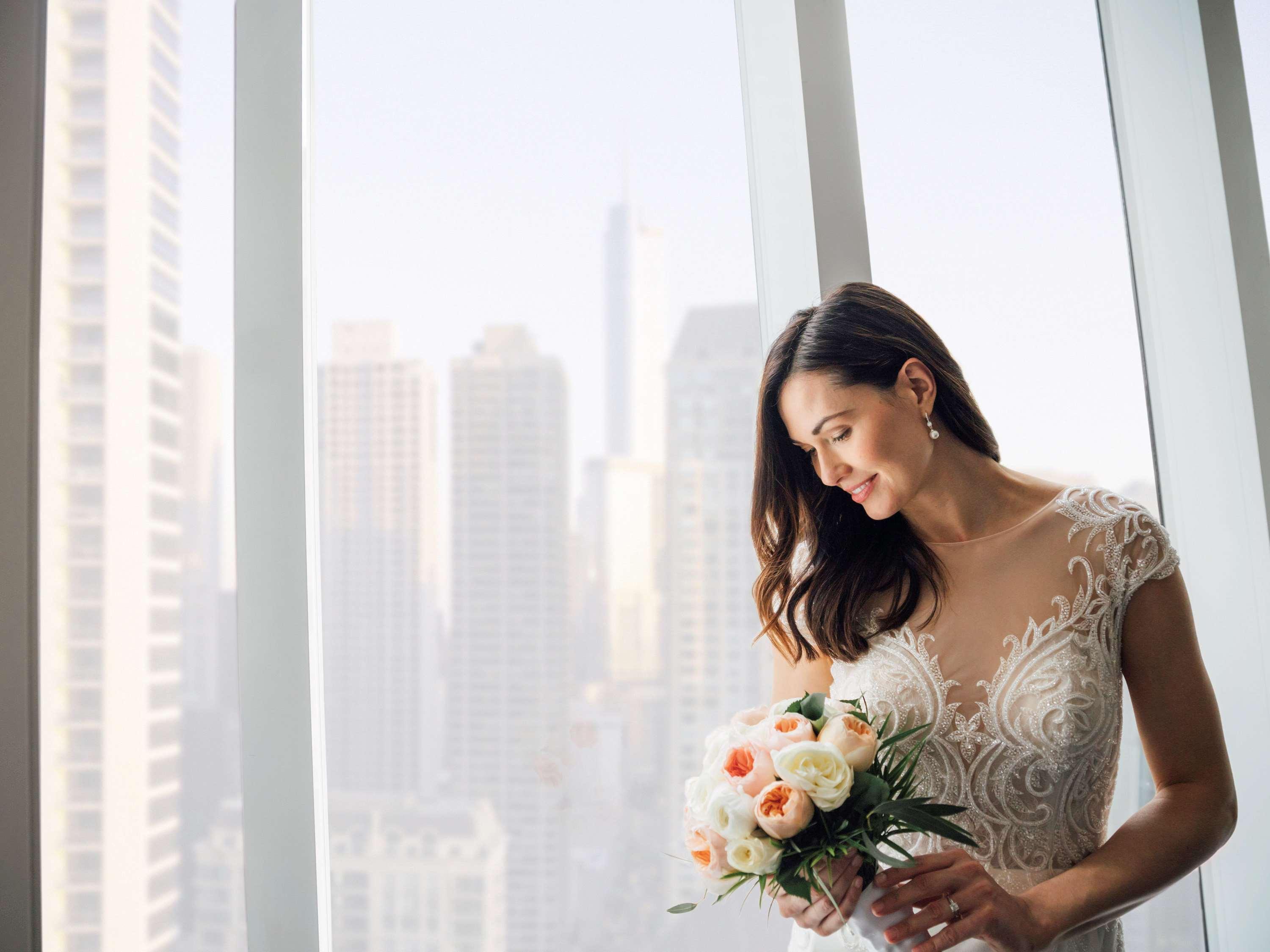 Sofitel Chicago Magnificent Mile Ξενοδοχείο Εξωτερικό φωτογραφία A bride in a wedding dress
