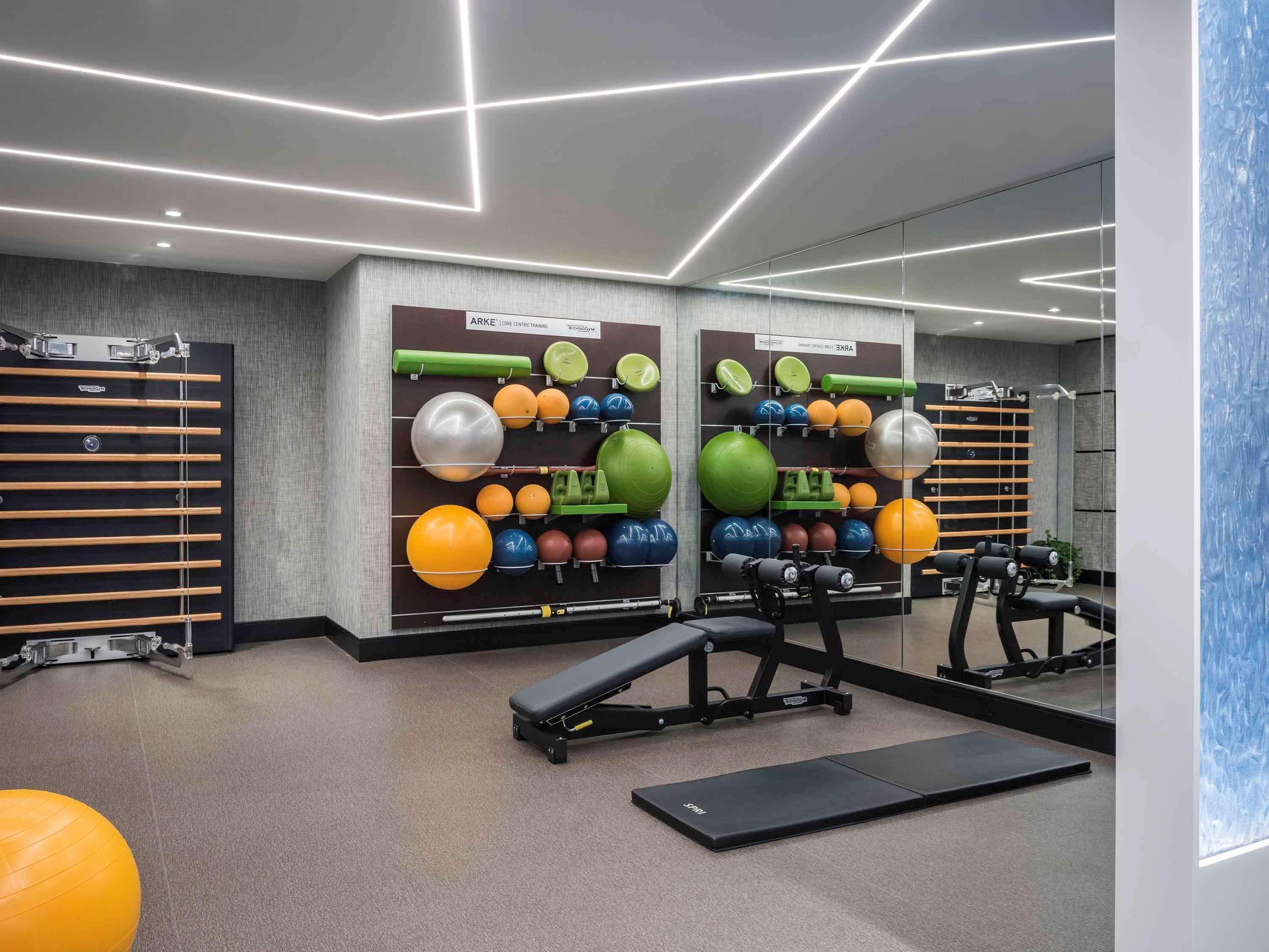 Sofitel Chicago Magnificent Mile Ξενοδοχείο Εξωτερικό φωτογραφία The gym at the 100 East 53rd Street building
