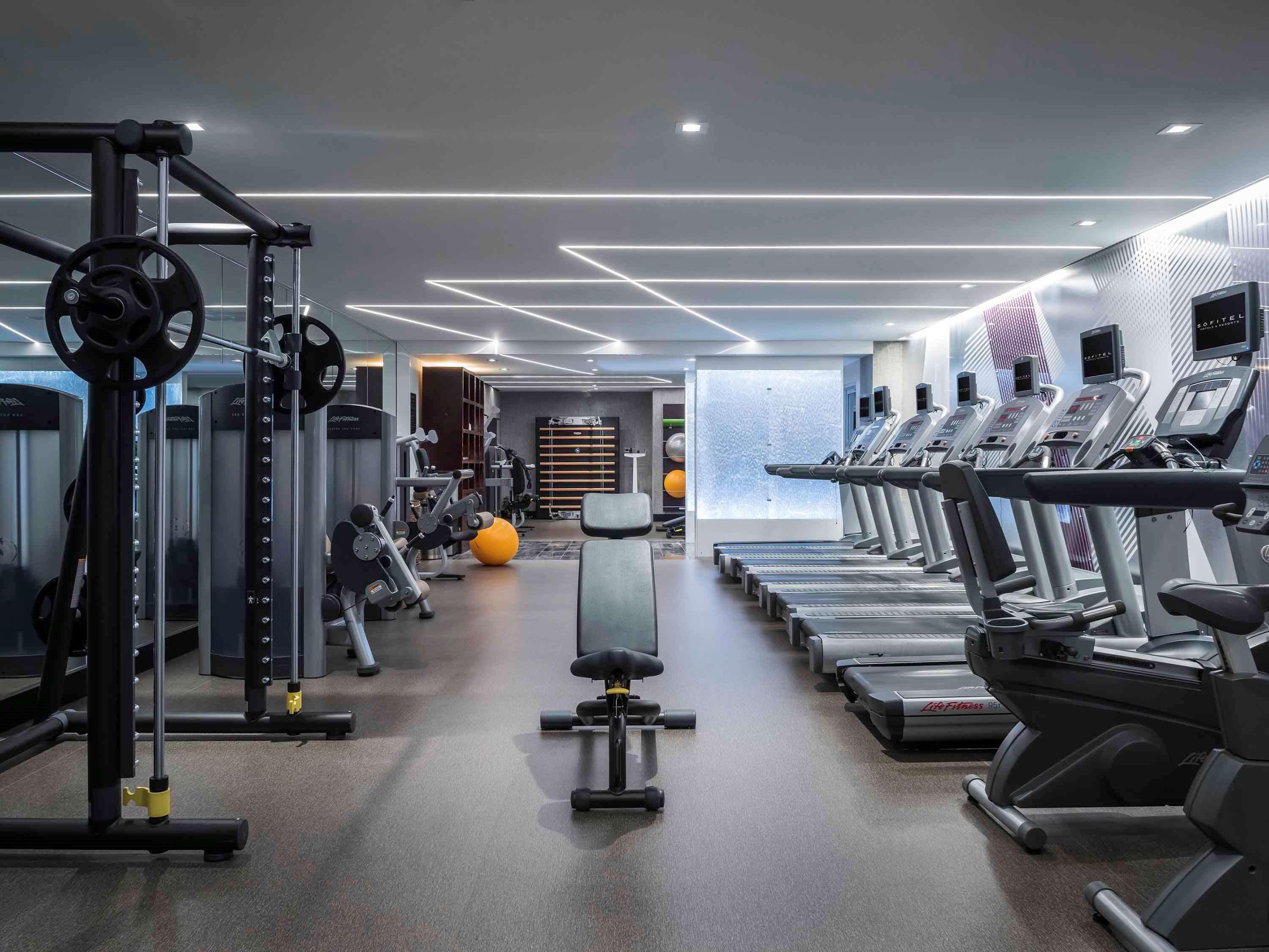Sofitel Chicago Magnificent Mile Ξενοδοχείο Εξωτερικό φωτογραφία The gym at the hotel