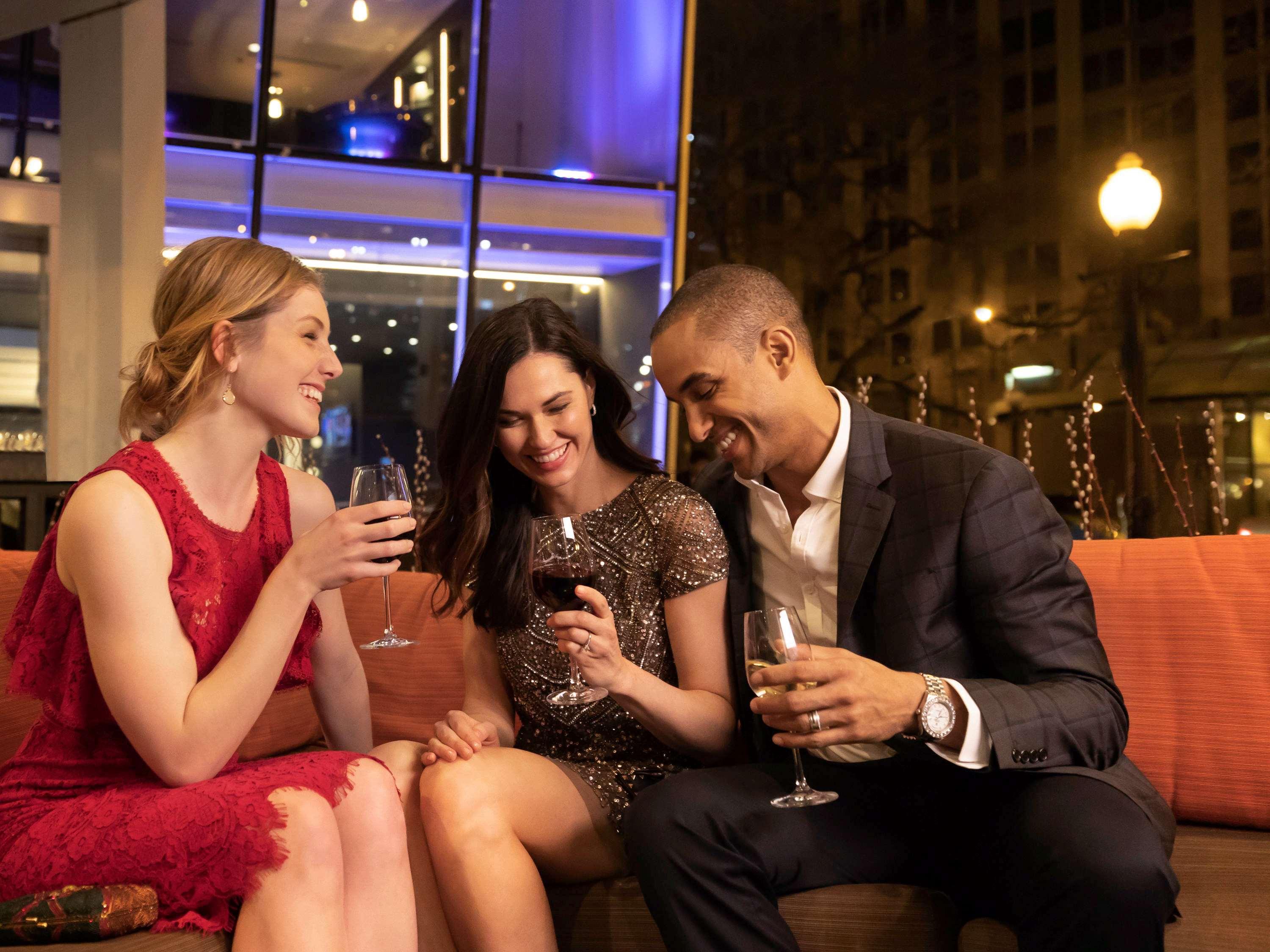 Sofitel Chicago Magnificent Mile Ξενοδοχείο Εξωτερικό φωτογραφία The 2012 launch of the new Club Lounge at the Hilton London Heathrow
