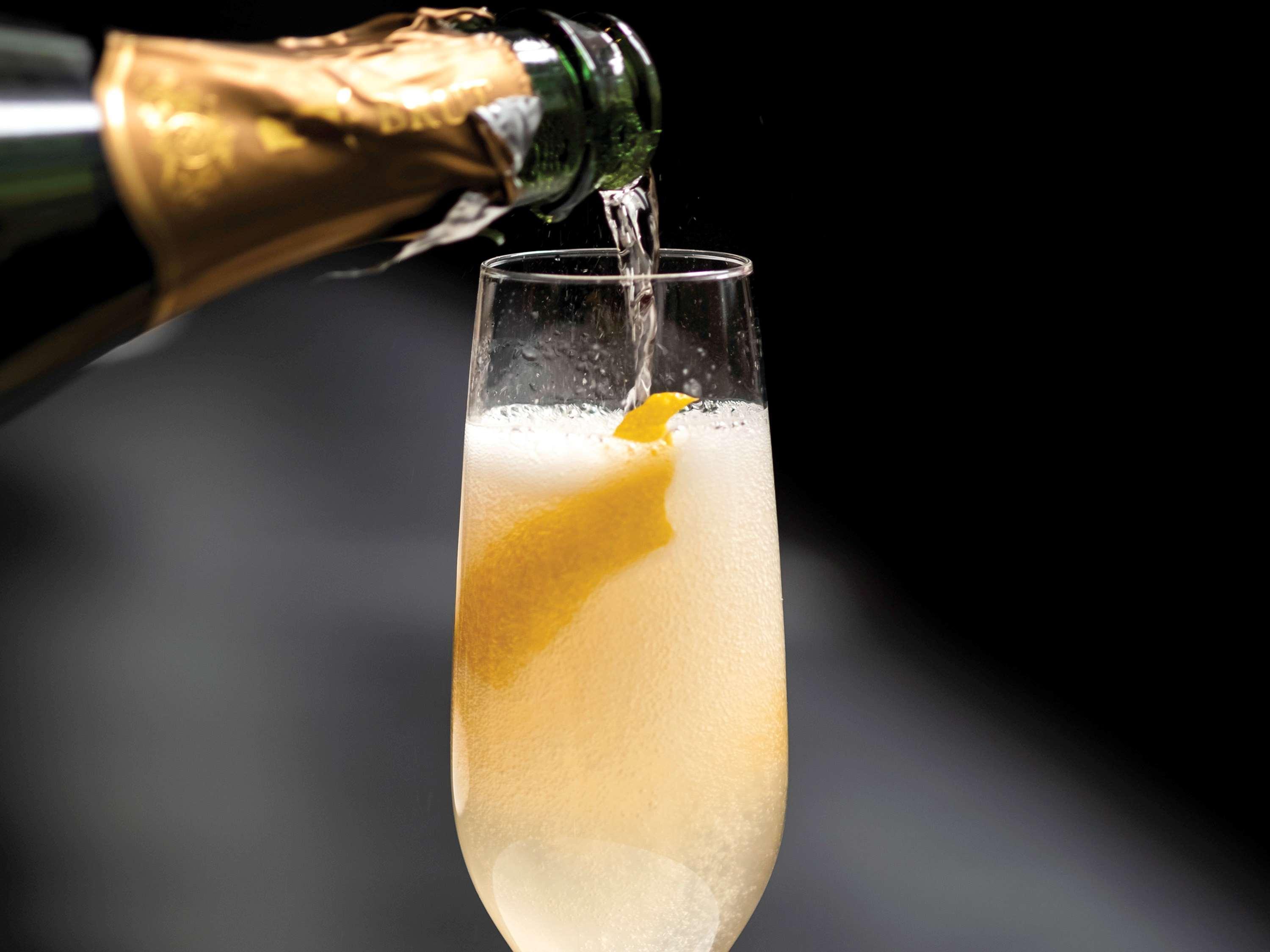 Sofitel Chicago Magnificent Mile Ξενοδοχείο Εξωτερικό φωτογραφία Champagne being poured