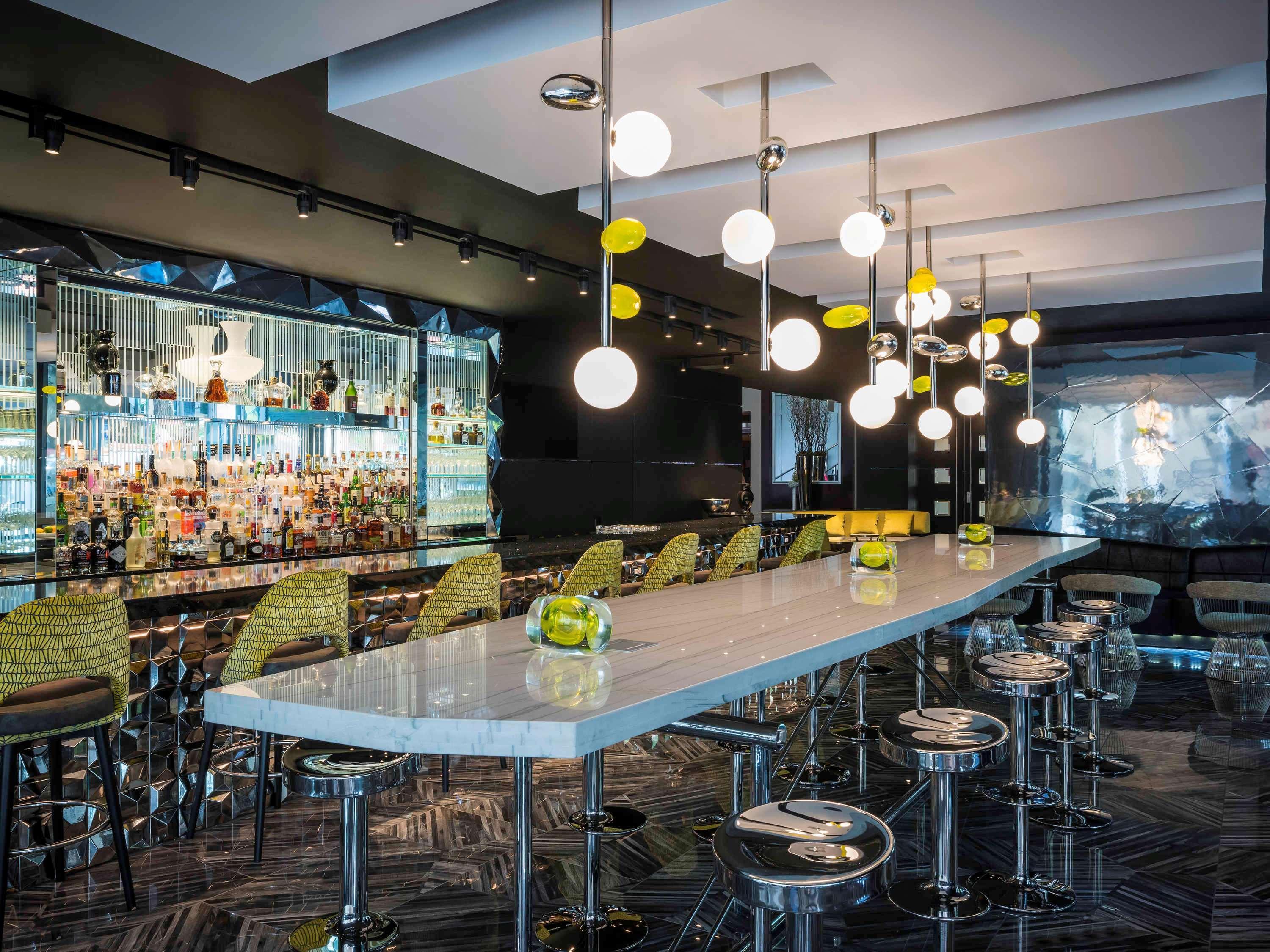 Sofitel Chicago Magnificent Mile Ξενοδοχείο Εξωτερικό φωτογραφία The bar at the 2012-opened lounge