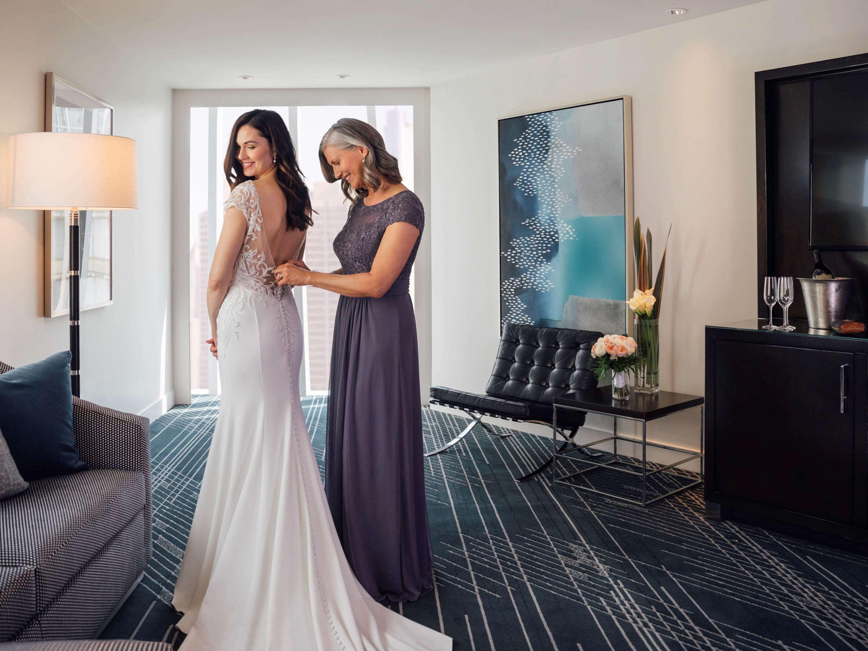 Sofitel Chicago Magnificent Mile Ξενοδοχείο Εξωτερικό φωτογραφία A mother helping her daughter get ready for her wedding