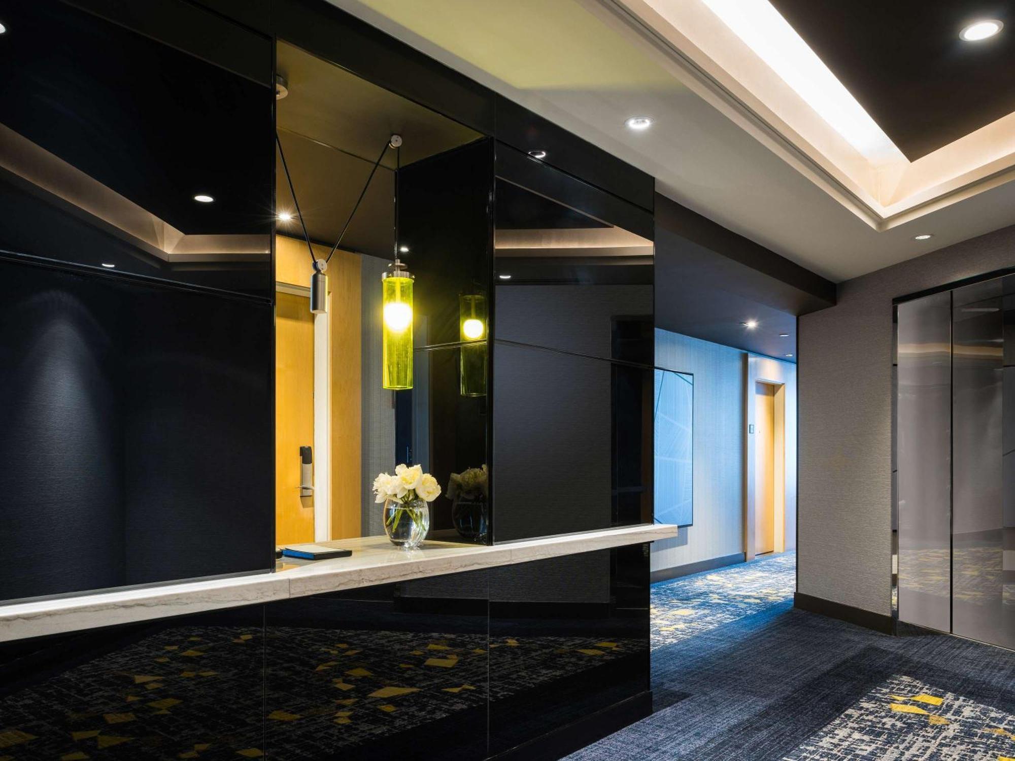 Sofitel Chicago Magnificent Mile Ξενοδοχείο Εξωτερικό φωτογραφία The lobby of the hotel