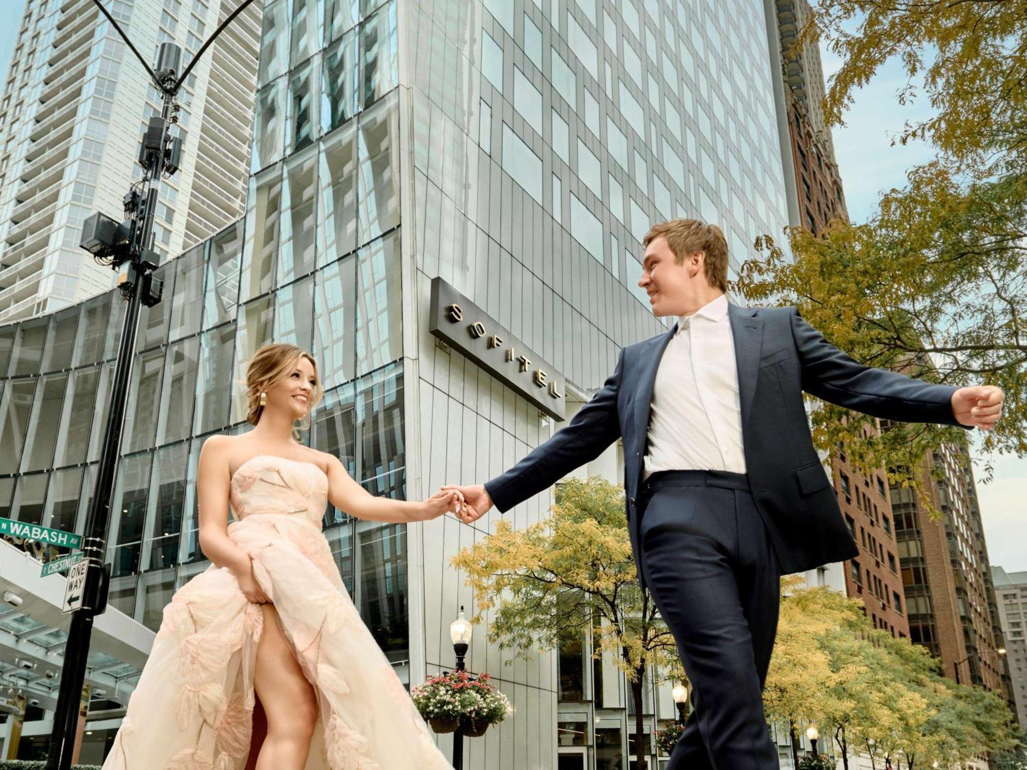 Sofitel Chicago Magnificent Mile Ξενοδοχείο Εξωτερικό φωτογραφία Wedding couple in Chicago