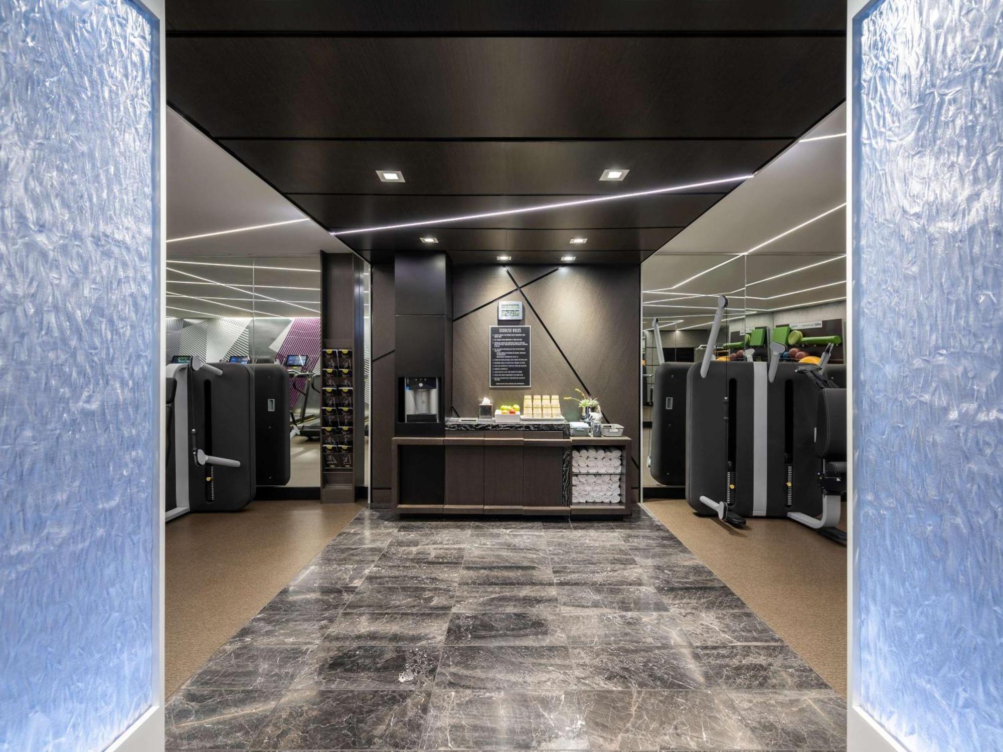 Sofitel Chicago Magnificent Mile Ξενοδοχείο Εξωτερικό φωτογραφία The interior of the new office