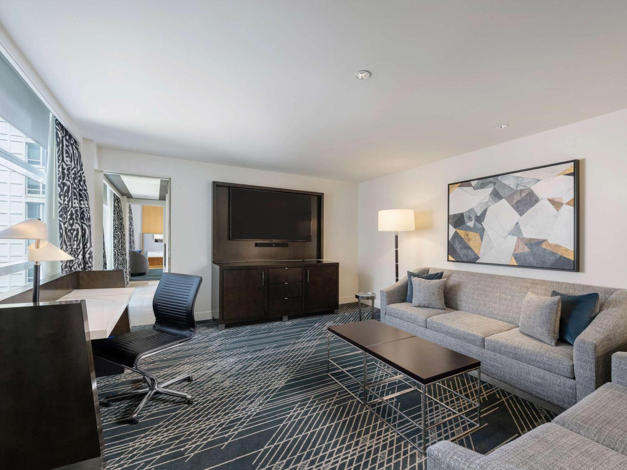 Sofitel Chicago Magnificent Mile Ξενοδοχείο Εξωτερικό φωτογραφία Living room of a suite at the Hilton San Francisco Union Square