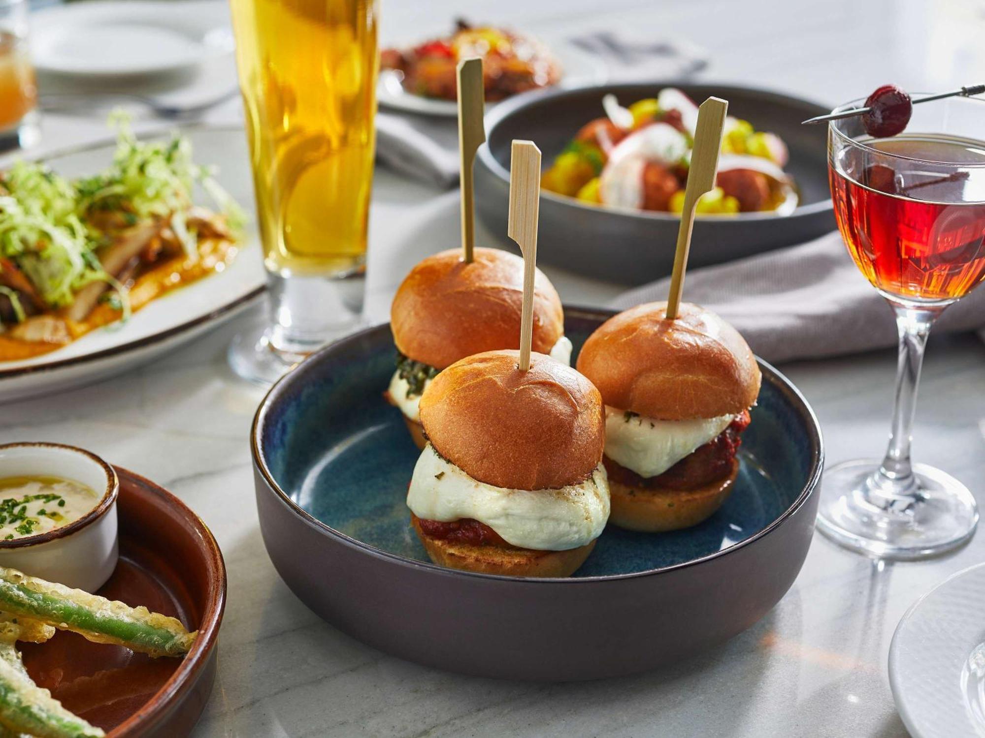 Sofitel Chicago Magnificent Mile Ξενοδοχείο Εξωτερικό φωτογραφία A selection of tapas