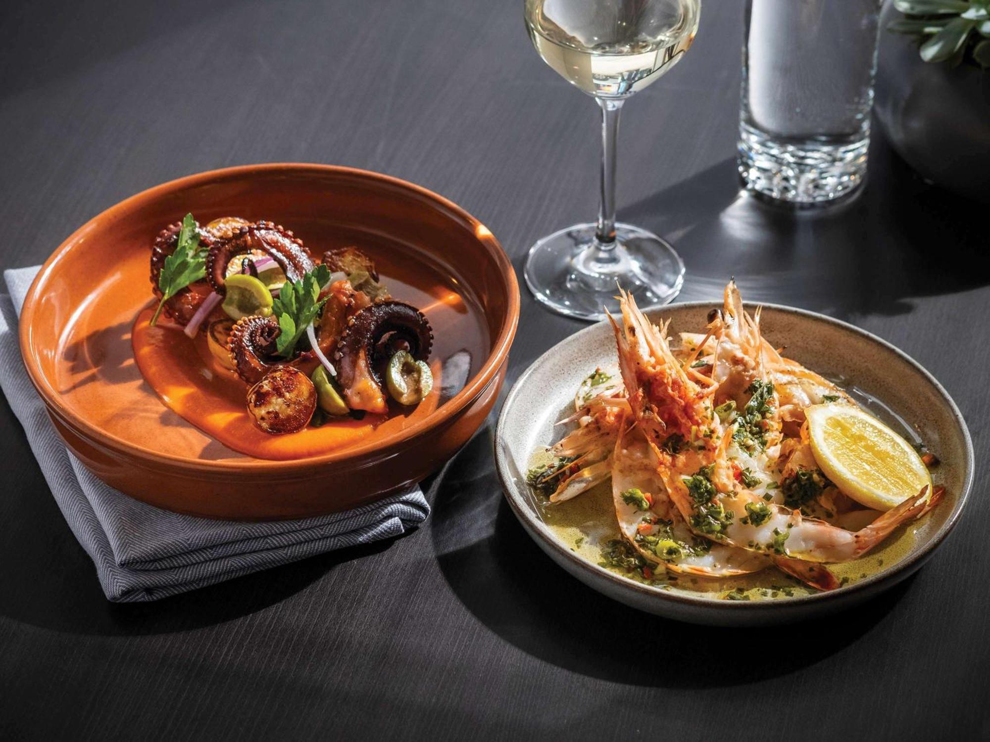 Sofitel Chicago Magnificent Mile Ξενοδοχείο Εξωτερικό φωτογραφία Octopus and prawns