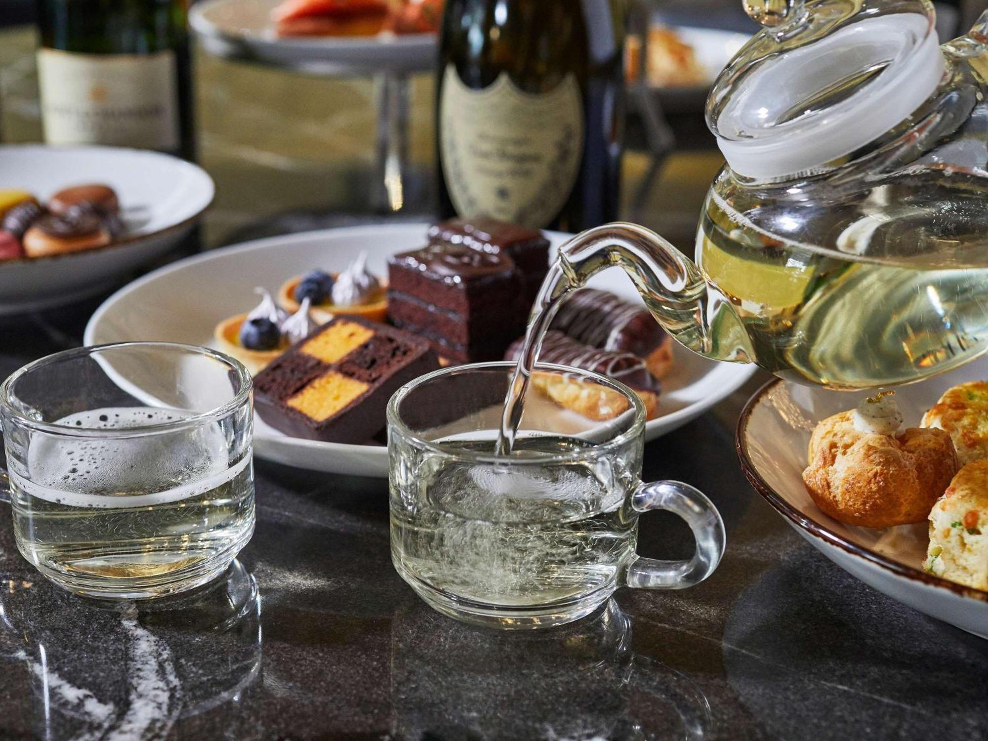 Sofitel Chicago Magnificent Mile Ξενοδοχείο Εξωτερικό φωτογραφία A glass of Champagne being poured