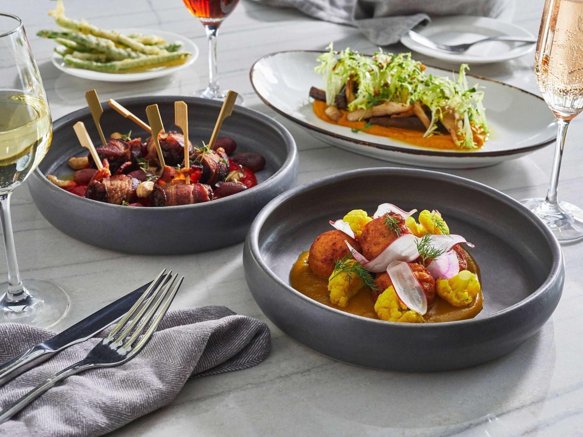 Sofitel Chicago Magnificent Mile Ξενοδοχείο Εξωτερικό φωτογραφία Dishes at the restaurant