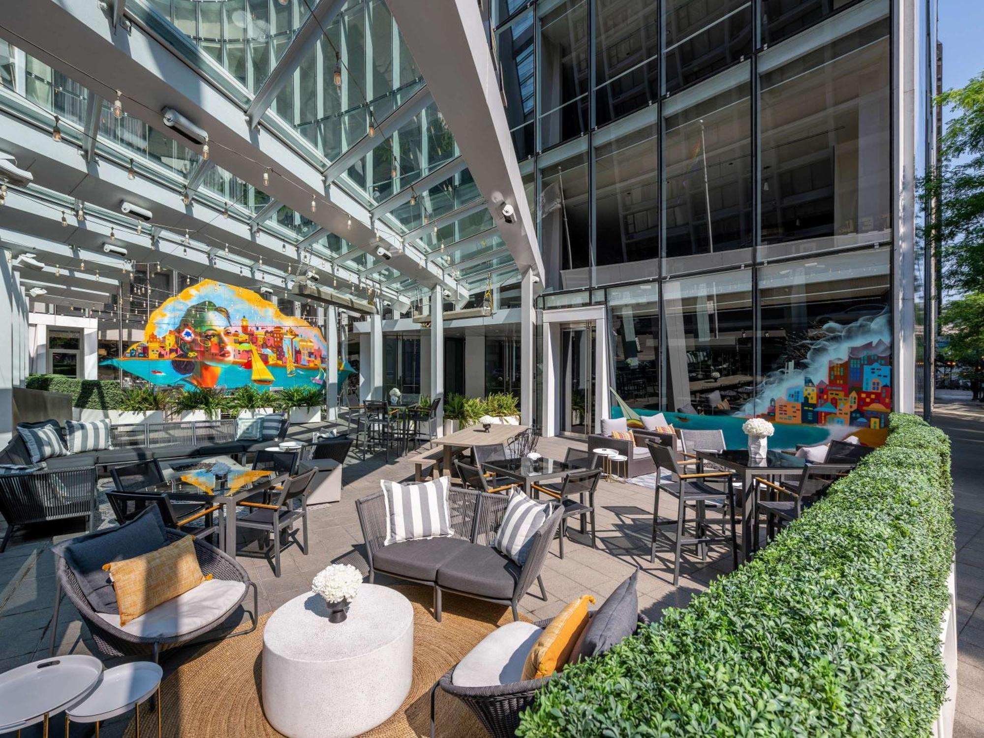 Sofitel Chicago Magnificent Mile Ξενοδοχείο Εξωτερικό φωτογραφία The Terrace at The Standard East Village